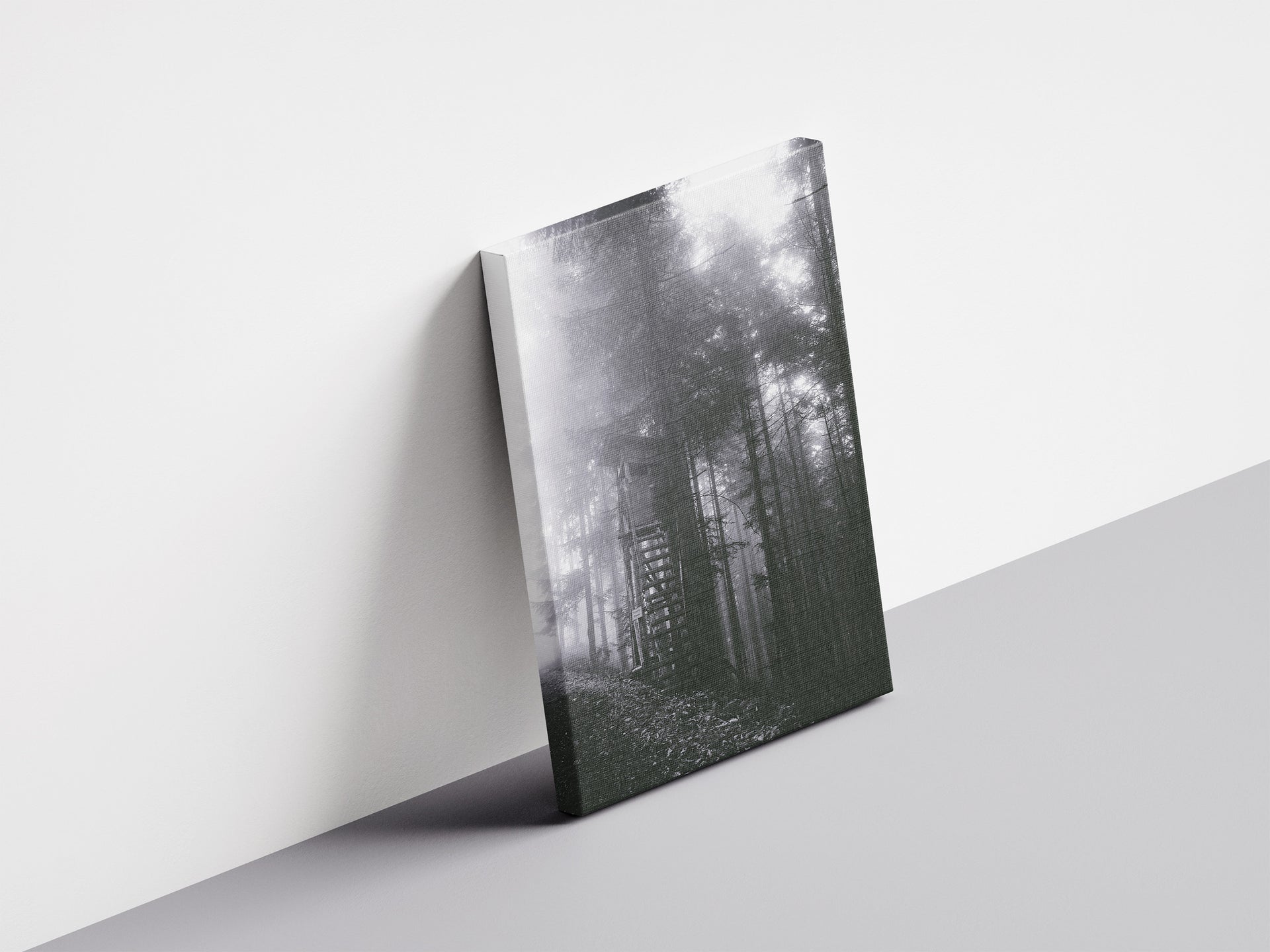 Beobachten - Hochsitz im Nebel, einsam, fast unwirklich | Schwarzweiß Fotografie | Dazwischen
