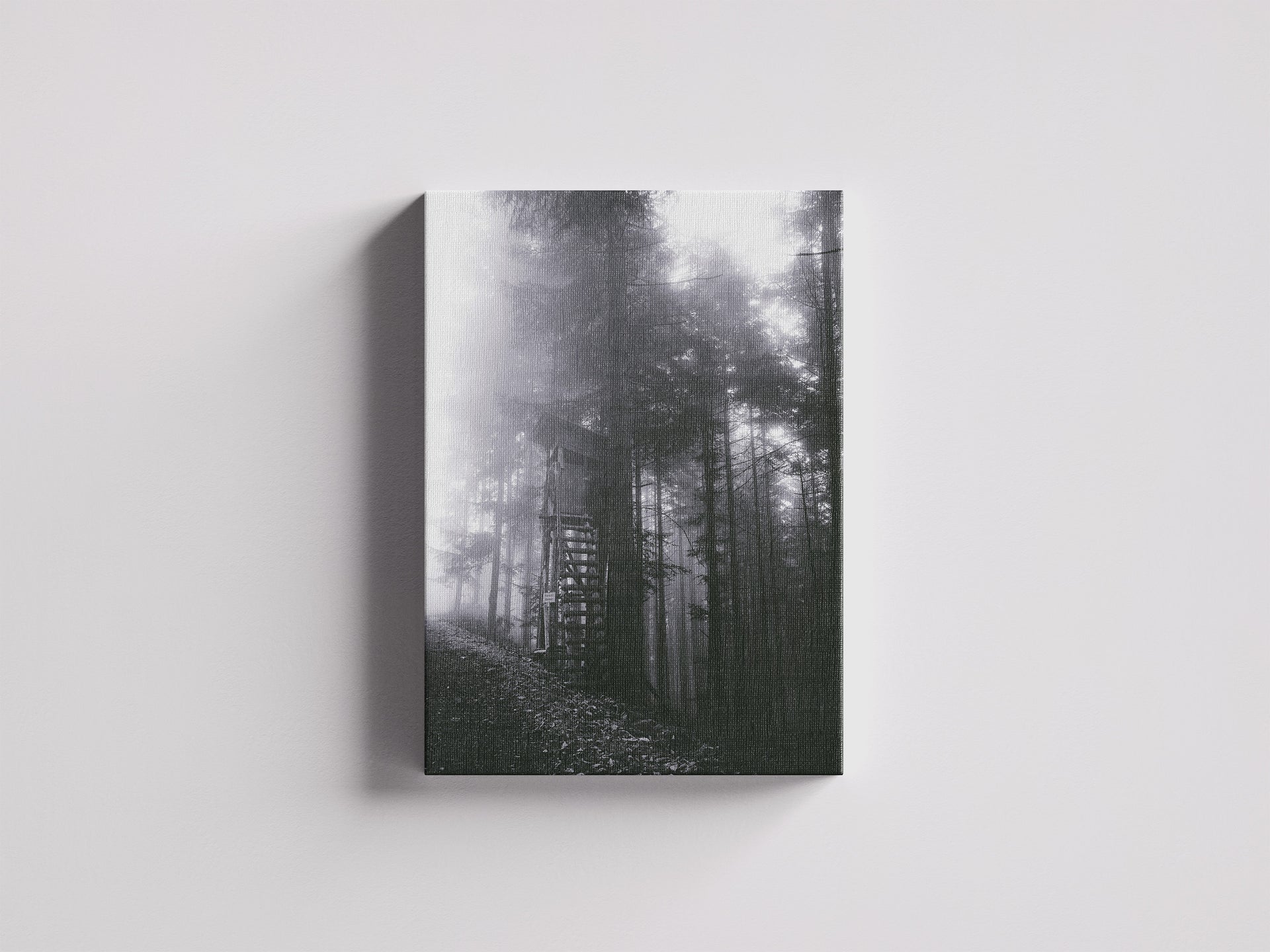 Beobachten - Hochsitz im Nebel, einsam, fast unwirklich | Schwarzweiß Fotografie | Dazwischen